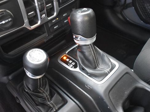 Used 2018 Jeep Wrangler Unlimited Sahara image 26