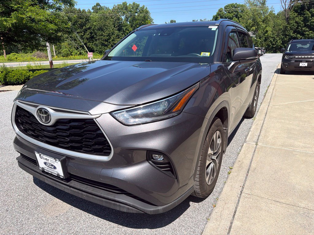 Used 2021 Toyota Highlander XLE AWD/4WD image 3