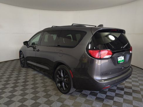 Used 2018 Chrysler Pacifica Limited w/ S Appearance Package FWD image 3