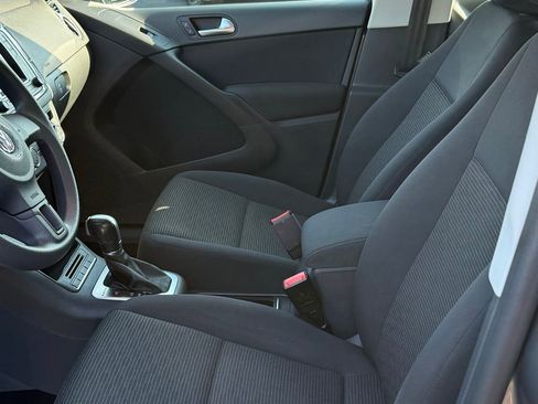 Used 2017 Volkswagen Tiguan Limited w/ Alloy Wheels Package image 8