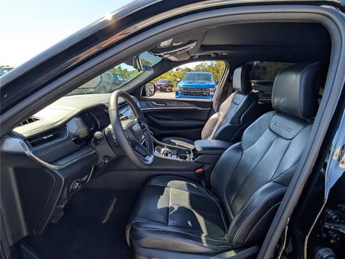 Used 2023 Jeep Grand Cherokee Overland w/ Luxury Tech Group IV image 14