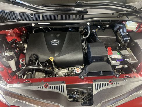 Used 2020 Toyota Sienna XLE Premium w/ Carpet Mat Package FWD image 27