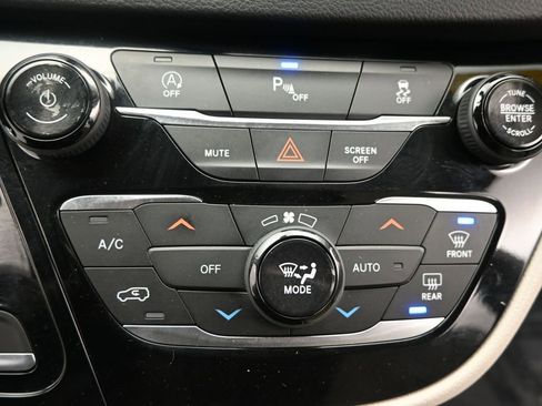 Used 2018 Chrysler Pacifica Touring-L Plus w/ Tire & Wheel Group image 38