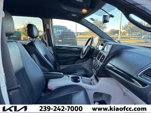 Used 2017 Dodge Grand Caravan SXT image 14