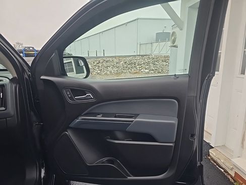 Used 2019 Chevrolet Colorado Z71 w/ Z71 Midnight Edition image 24