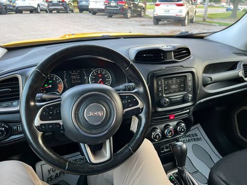 Used 2015 Jeep Renegade Latitude FWD image 22
