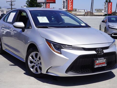 Used 2020 Toyota Corolla LE FWD image 2