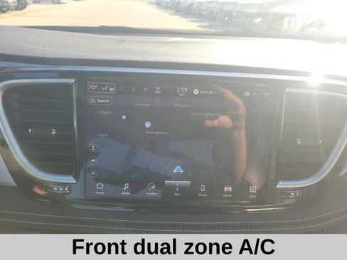 Used 2025 Chrysler Pacifica Limited image 7