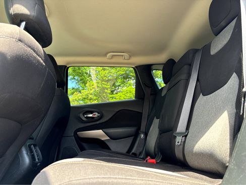 Used 2018 Jeep Cherokee Latitude w/ Altitude Package FWD image 12