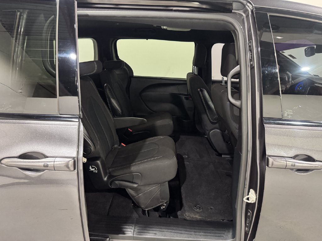 Used 2020 Chrysler Pacifica Touring w/ S Appearance Package FWD image 23