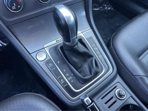 Used 2017 Volkswagen Golf SE image 28