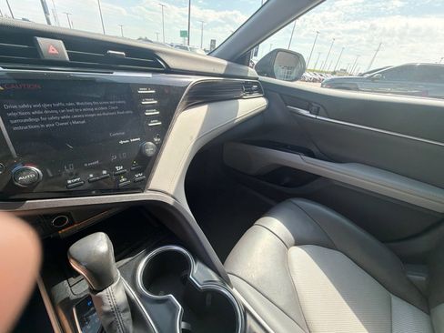 Used 2020 Toyota Camry XLE FWD image 19
