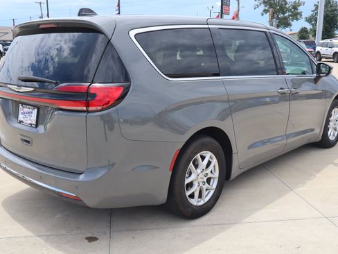 Used 2023 Chrysler Pacifica Touring-L FWD image 5