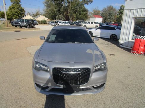 Used 2018 Chrysler 300 S w/ 300S Premium Group image 8