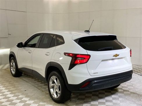 Used 2024 Chevrolet Trax LS w/ LS Convenience Package image 19