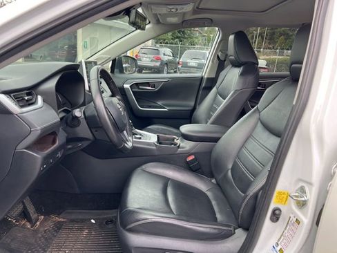 Used 2019 Toyota RAV4 Limited image 14