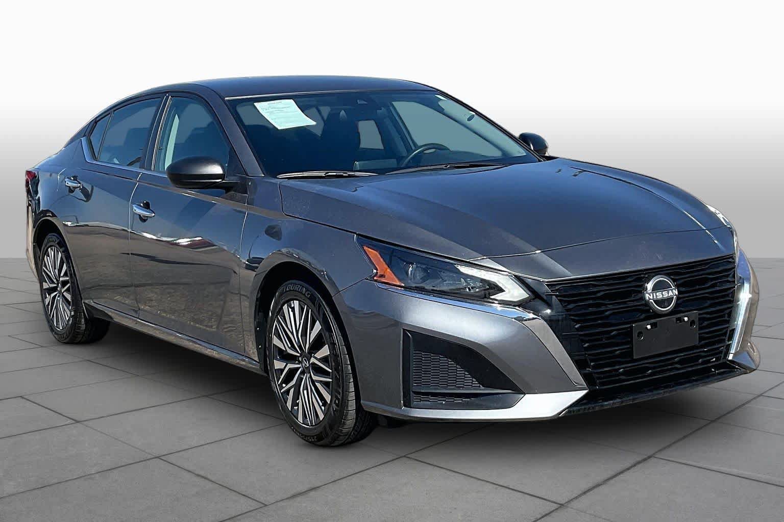 Used 2025 Nissan Altima 2.5 SV FWD image 3