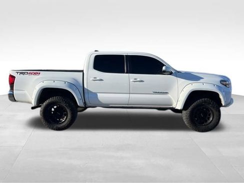 Used 2019 Toyota Tacoma TRD Off-Road image 4