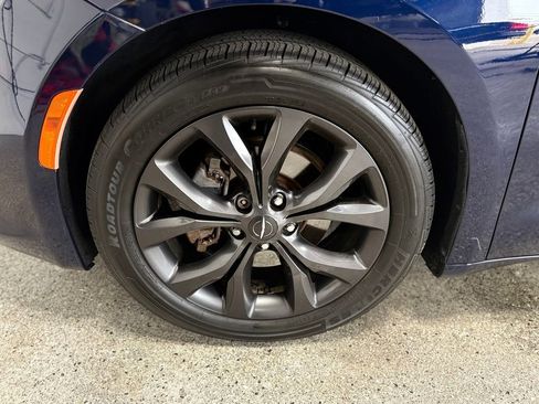 Used 2018 Chrysler Pacifica Touring-L Plus w/ S Appearance Package FWD image 28