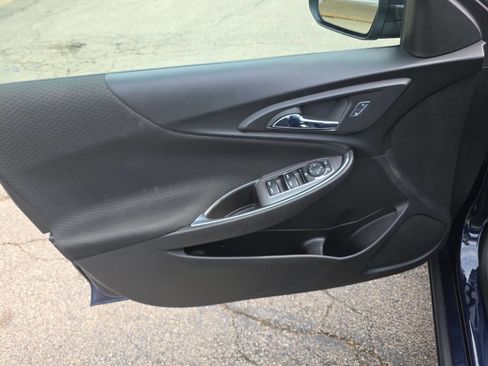 Used 2017 Chevrolet Malibu LT FWD image 4