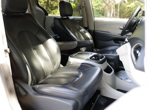 Used 2023 Chrysler Pacifica Touring-L FWD image 29