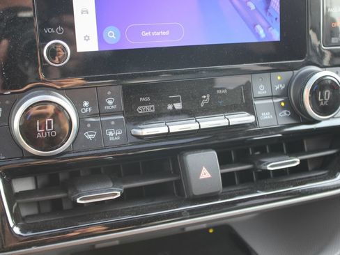 Used 2024 Toyota Highlander XLE AWD/4WD image 8