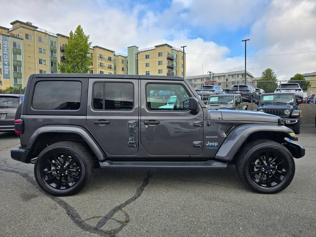 Used 2022 Jeep Wrangler Unlimited Sahara w/ Cold Weather Group AWD/4WD image 9
