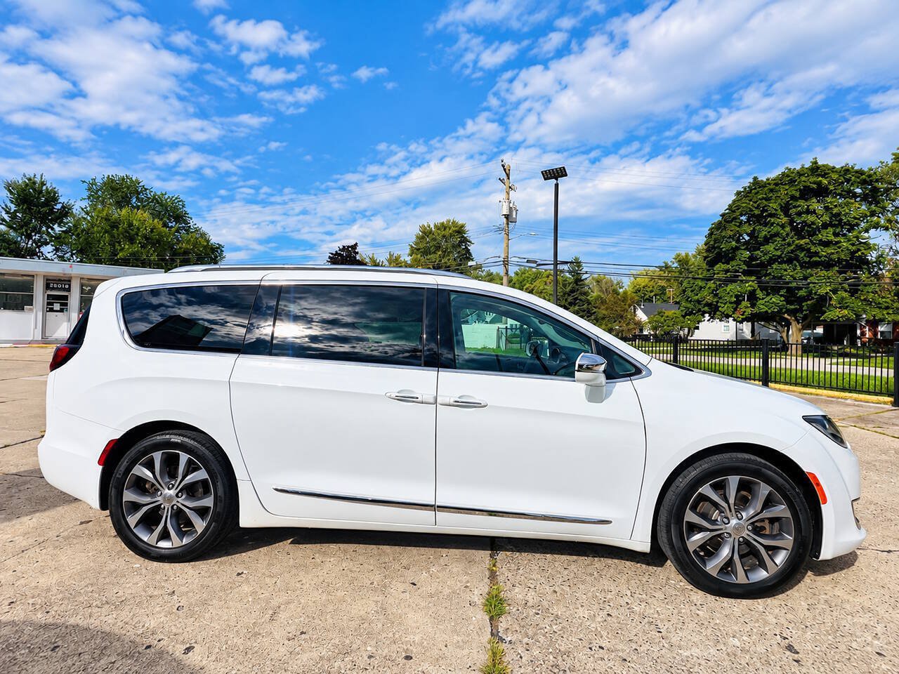 Used 2018 Chrysler Pacifica Limited w/ Tire & Wheel Group FWD image 5