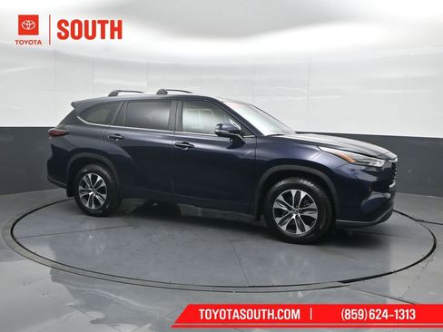 Used 2024 Toyota Highlander XLE AWD/4WD image 1