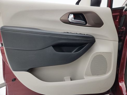 Used 2021 Chrysler Voyager L image 10