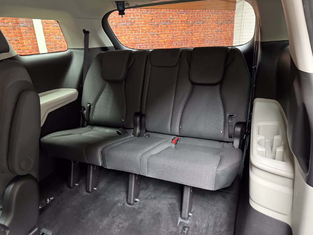 Used 2024 Kia Carnival LX FWD image 3