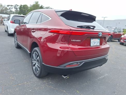 Used 2023 Toyota Venza LE AWD/4WD image 4