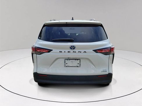 Used 2021 Toyota Sienna XLE image 5