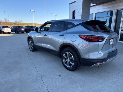 Used 2025 Chevrolet Blazer LT image 2