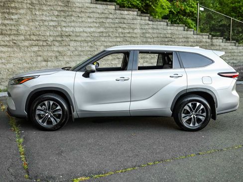 Certified 2025 Toyota Highlander XLE image 11
