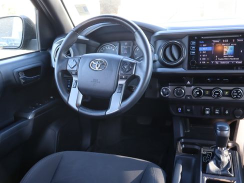 Used 2018 Toyota Tacoma TRD Sport image 15