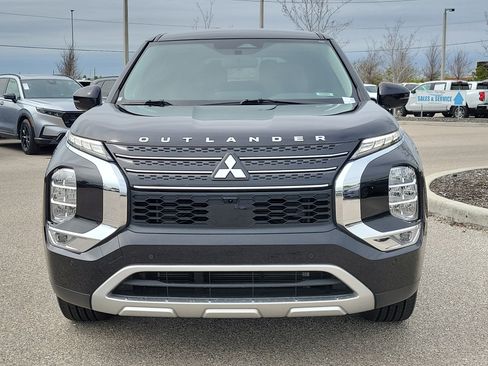 Used 2023 Mitsubishi Outlander SE image 2