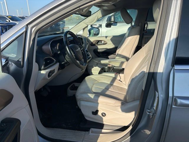 Used 2018 Chrysler Pacifica Touring-L Plus w/ Tire & Wheel Group FWD image 6