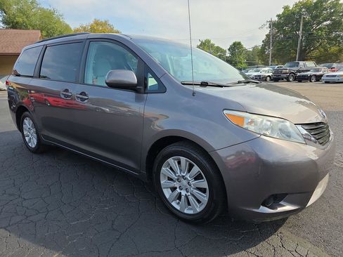 Used 2011 Toyota Sienna LE image 18