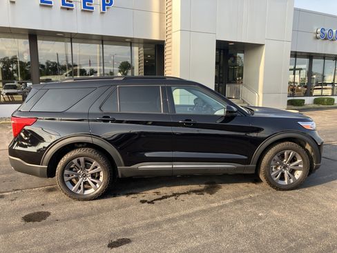 Used 2023 Ford Explorer XLT w/ XLT Sport Appearance Package AWD/4WD image 7