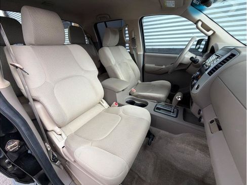 Used 2013 Nissan Frontier SV w/ SV Value Truck Pkg RWD image 19