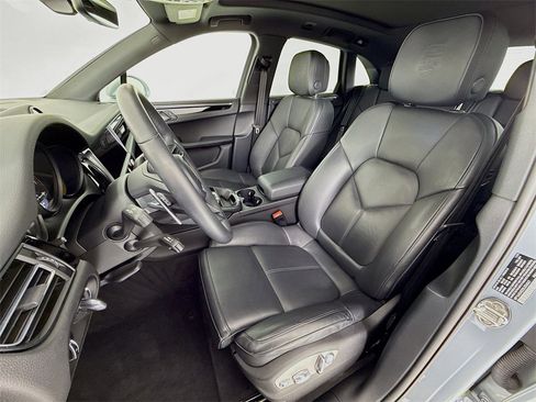 Certified 2025 Porsche Macan image 5