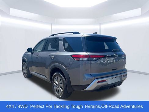 Used 2024 Nissan Pathfinder SV AWD/4WD image 3