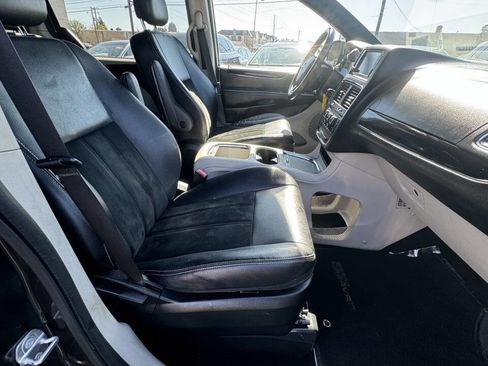 Used 2017 Dodge Grand Caravan SXT image 36