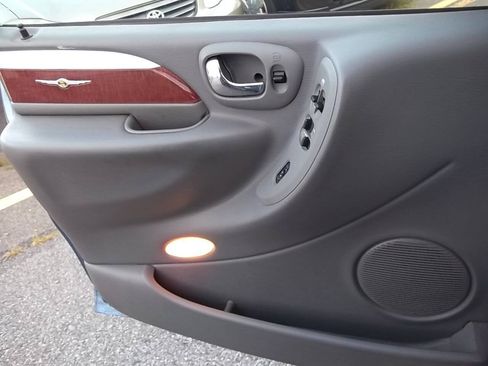 Used 2007 Chrysler Town & Country Limited FWD image 14