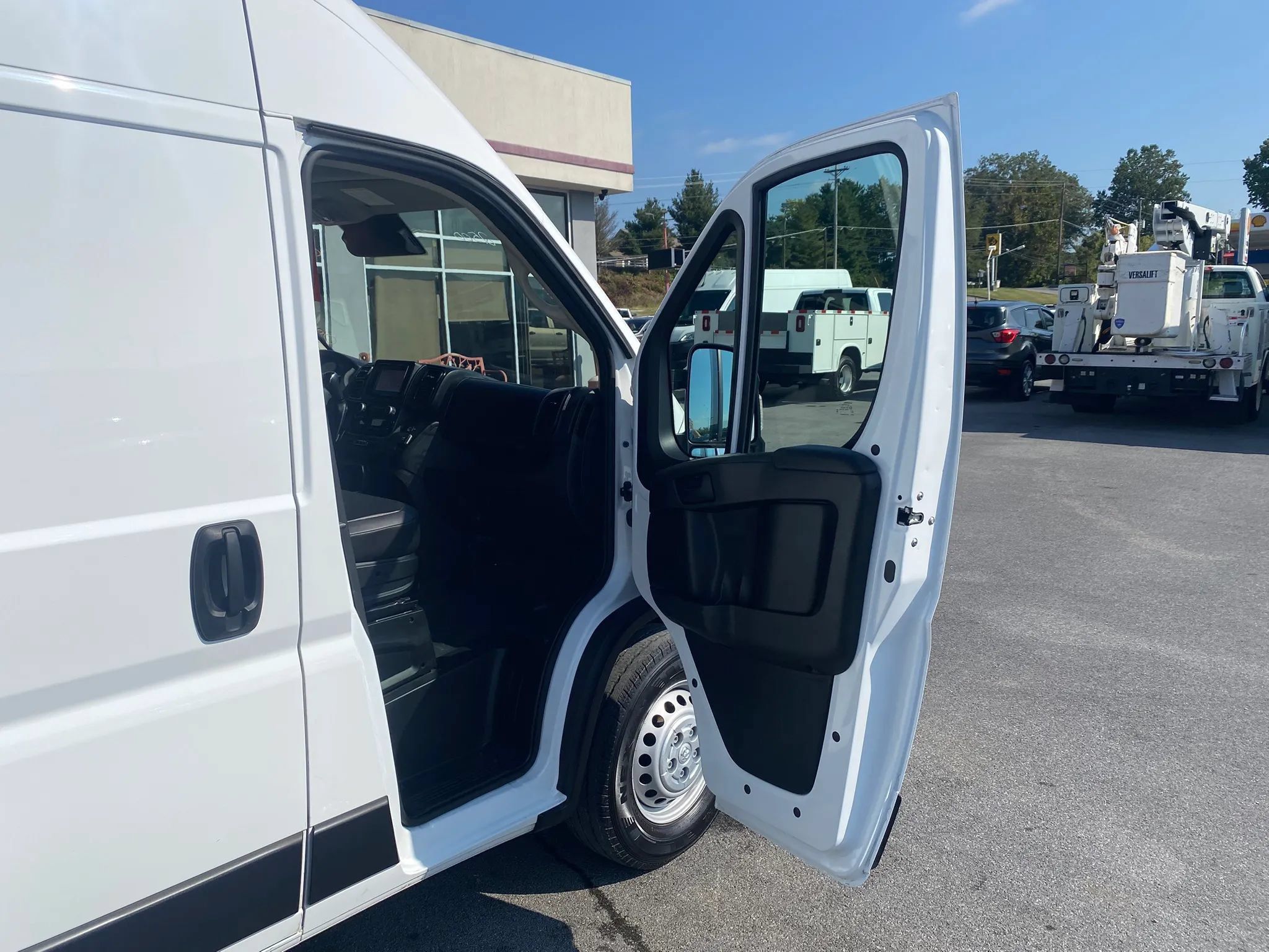 Used 2024 RAM ProMaster 2500 w/ Convenience Group FWD image 17