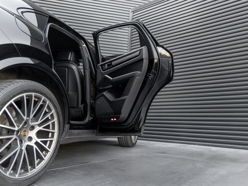 Used 2022 Porsche Cayenne S AWD/4WD image 32
