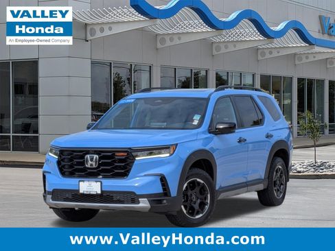 Used 2025 Honda Pilot TrailSport image 1