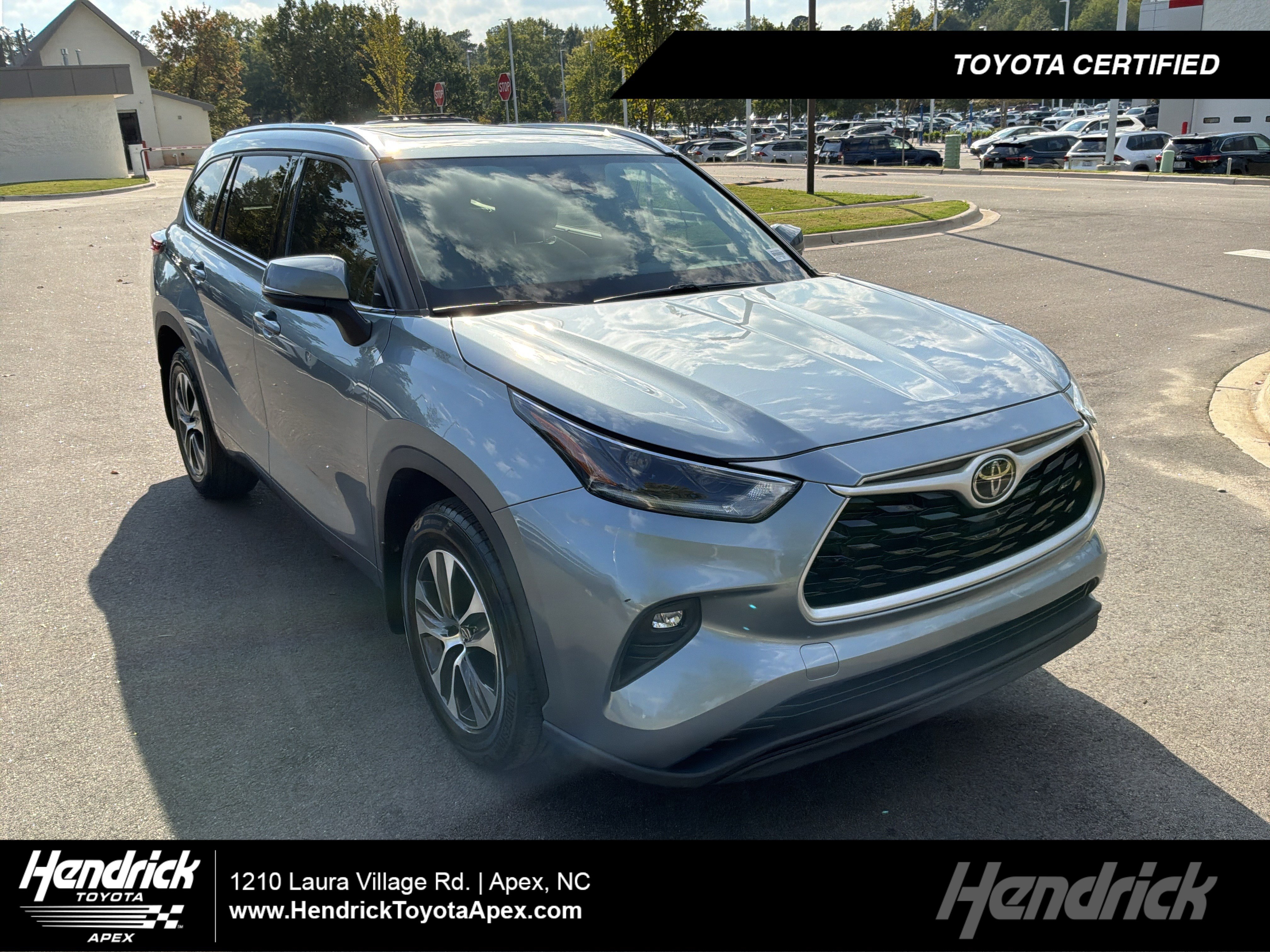 Used 2021 Toyota Highlander XLE FWD image 1