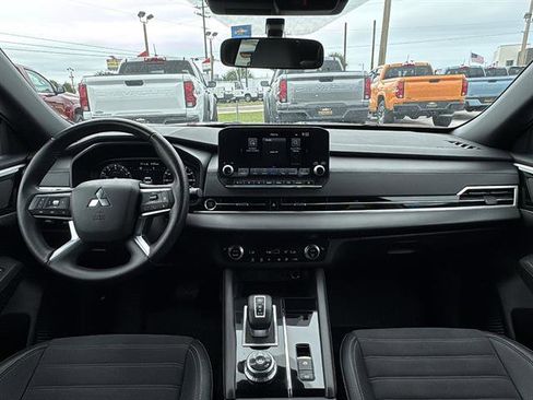Used 2024 Mitsubishi Outlander SE Black Edition FWD image 18